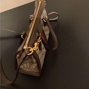 Semi nueva original color beige por dentro y café por fuera sin ningún problema